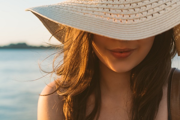 woman with hat in the sun