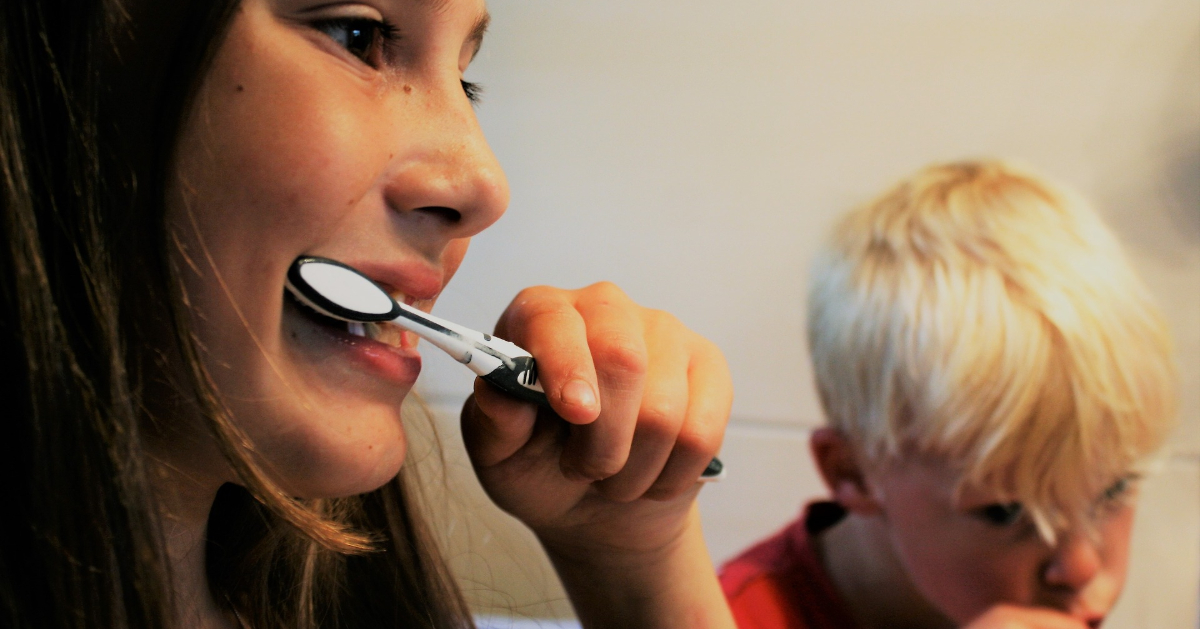 When is the best time to brush your teeth? Before or after breakfast?